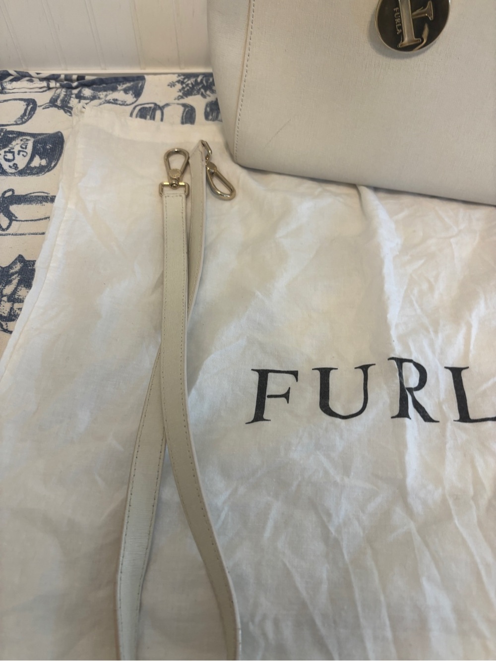 Authentic Furla White Handbag/Shoulder Bag - Picture 2 of 10